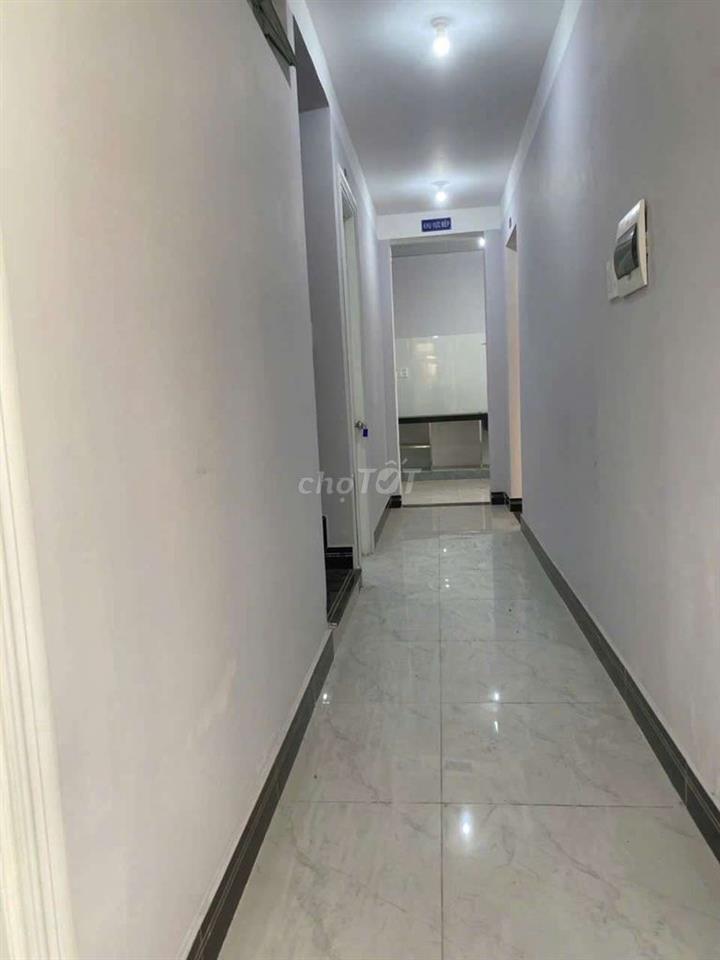 nhà dt rộng mặt tiền nhánh 6pn rộng ,sân rộng đậu ôtô ,xe máy vô tư,