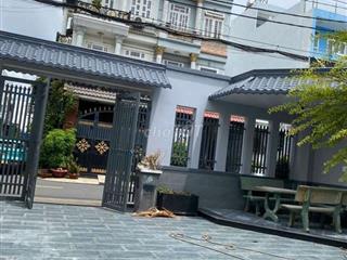 nhà dt rộng mặt tiền nhánh 6pn rộng ,sân rộng đậu ôtô ,xe máy vô tư,