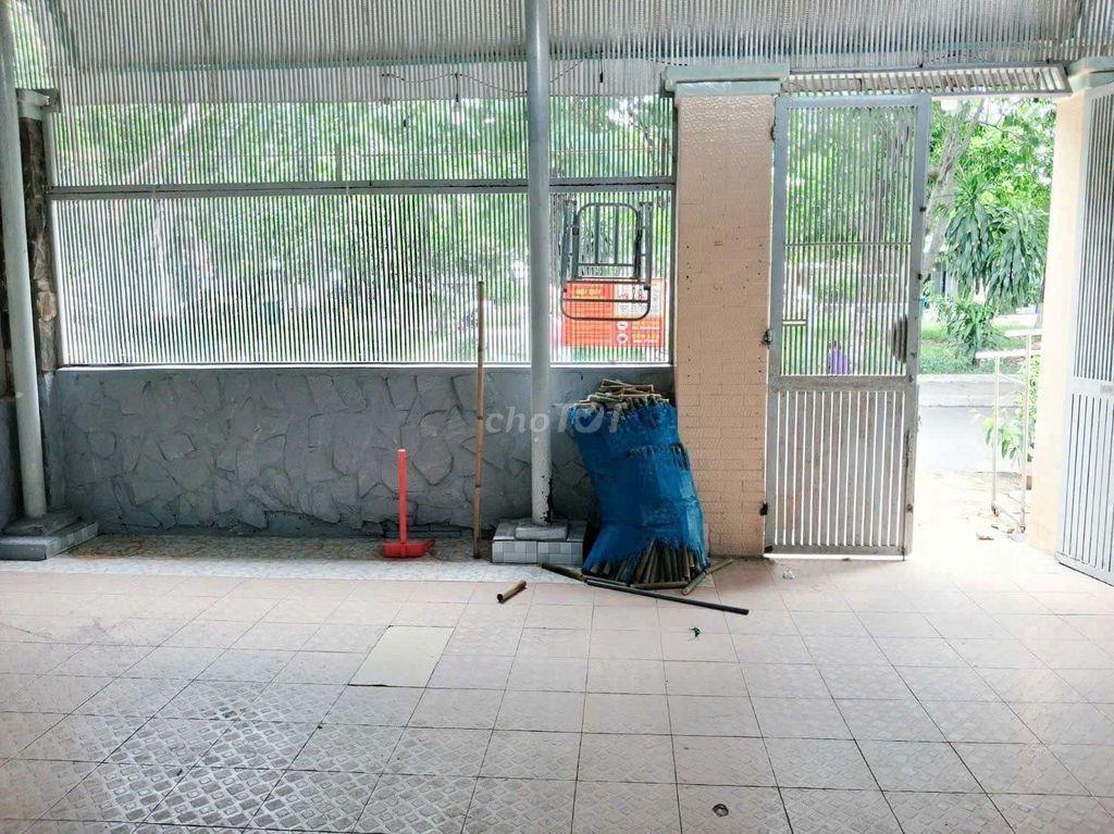 nhà kế bên chợ hiêp thành ,wiew công viôn thoáng mát ,sân rộng ,dg 8m