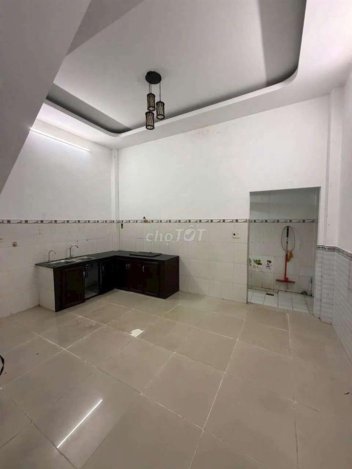 nhà gần trường nguyễn hiền ,gần ủy ban, công an p. 2p