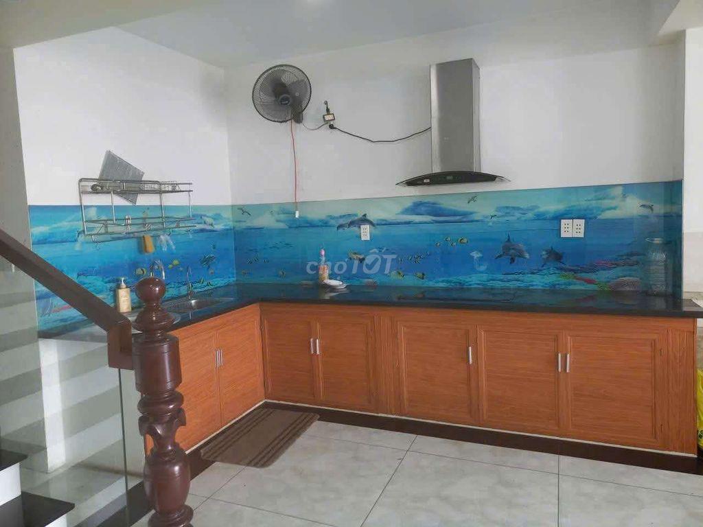 4pn 1p thờ ,3 máy lạnh .ôtô đậu trong nhà 
