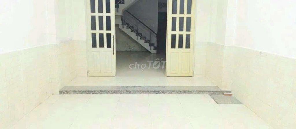 nhà mặt tiền đường đông đúc kế bên trường hoc ,chợ .kd mọi ngàn nghề 