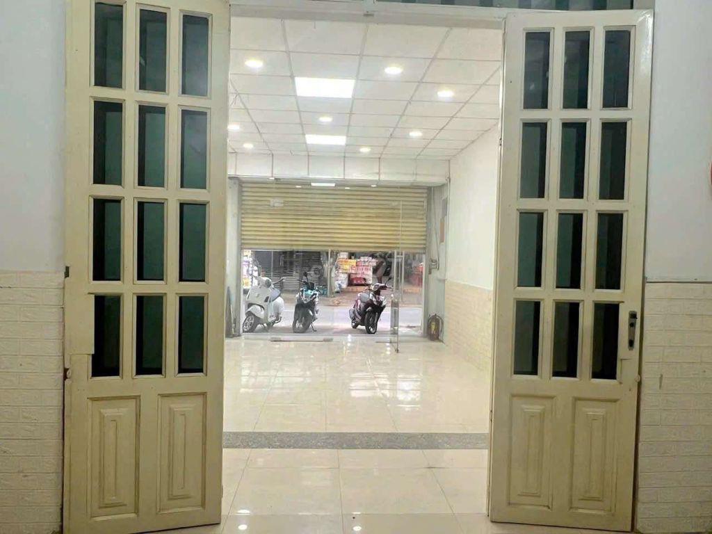 nhà mặt tiền đường đông đúc kế bên trường hoc ,chợ .kd mọi ngàn nghề 