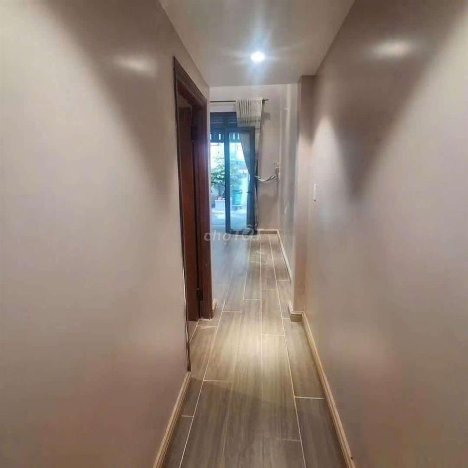 nhà mới gần trường FPT, PMQT, GTVT . 2pn có 2 máy lanh, giường tủ