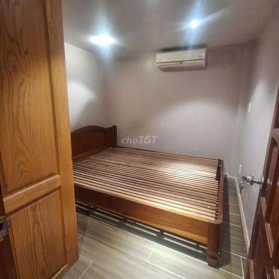 nhà mới gần trường FPT, PMQT, GTVT . 2pn có 2 máy lanh, giường tủ