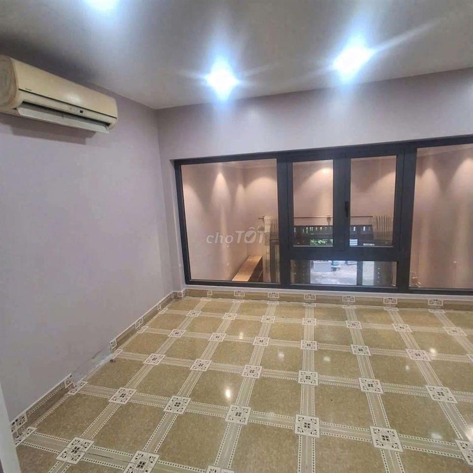 nhà mới gần trường FPT, PMQT, GTVT . 2pn có 2 máy lanh, giường tủ