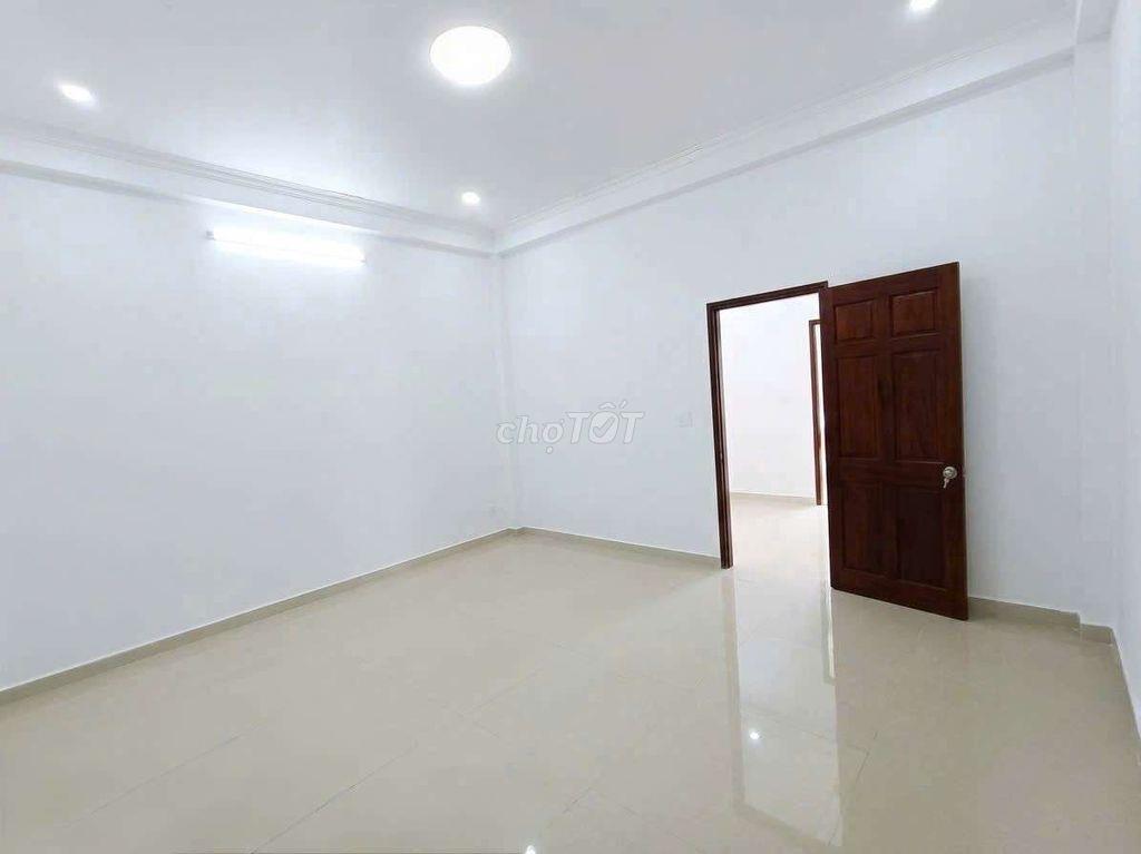 nhà mới lâm thi hố .đươg 6m thông ,4pn 3wc ,có 2 máy lanh