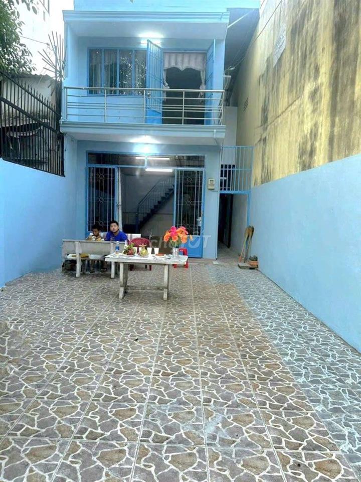 nhà dt rộng sau lưng pmqt 3pn 3wc ,sân rộng 