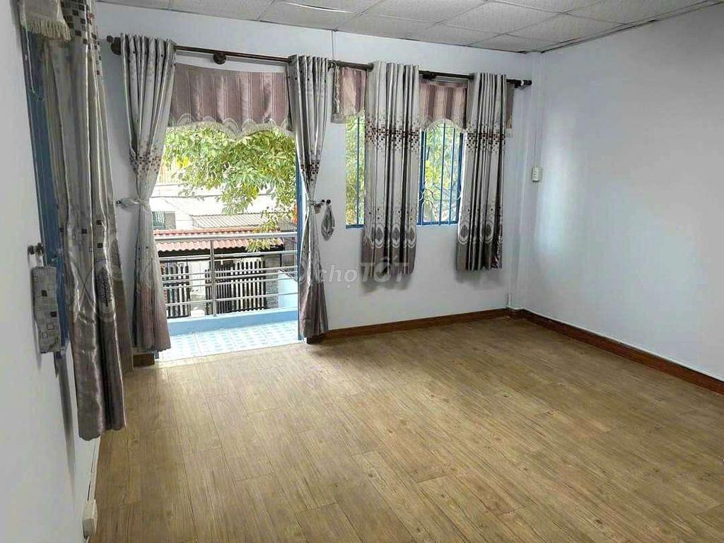 nhà dt rộng sau lưng pmqt 3pn 3wc ,sân rộng 