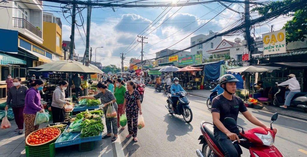 nhà ngay chợ kinh doanh buon bán gì cũng dc . 3p 2wc . 
