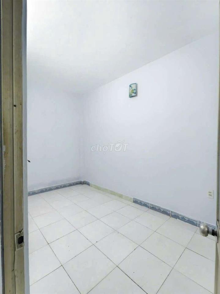 nhà mới sơn 2pn 2wc .sân xe máy , lvk .hẻm xe tải