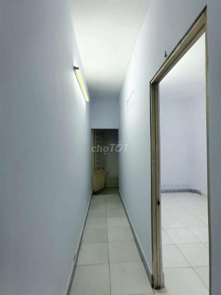 nhà mới sơn 2pn 2wc .sân xe máy , lvk .hẻm xe tải