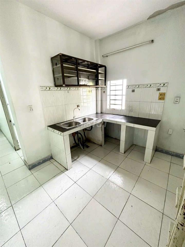 nhà mới sơn 2pn 2wc .sân xe máy , lvk .hẻm xe tải