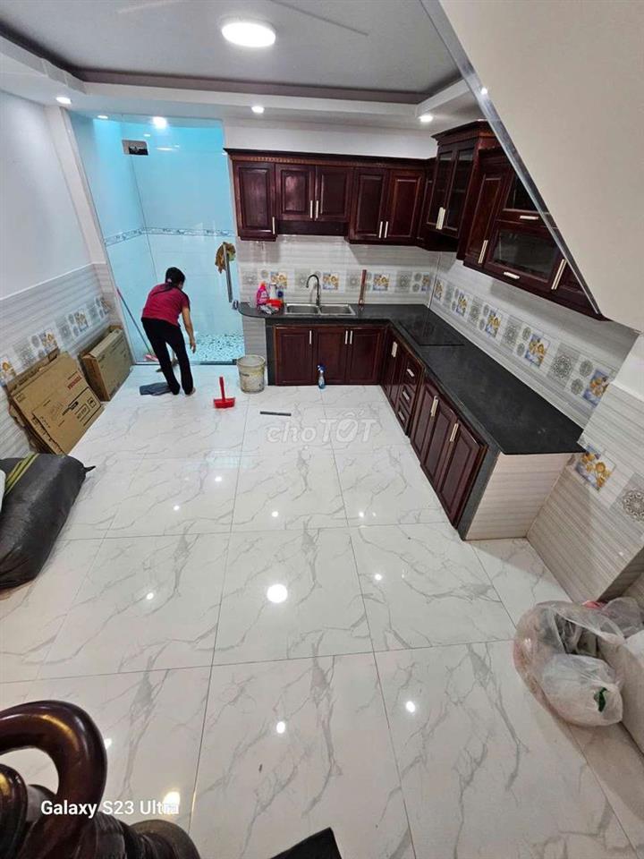 nhà mặt tiền đường đông đúc thuận tiện kinh doan buon ban 4pn 3maylanh
