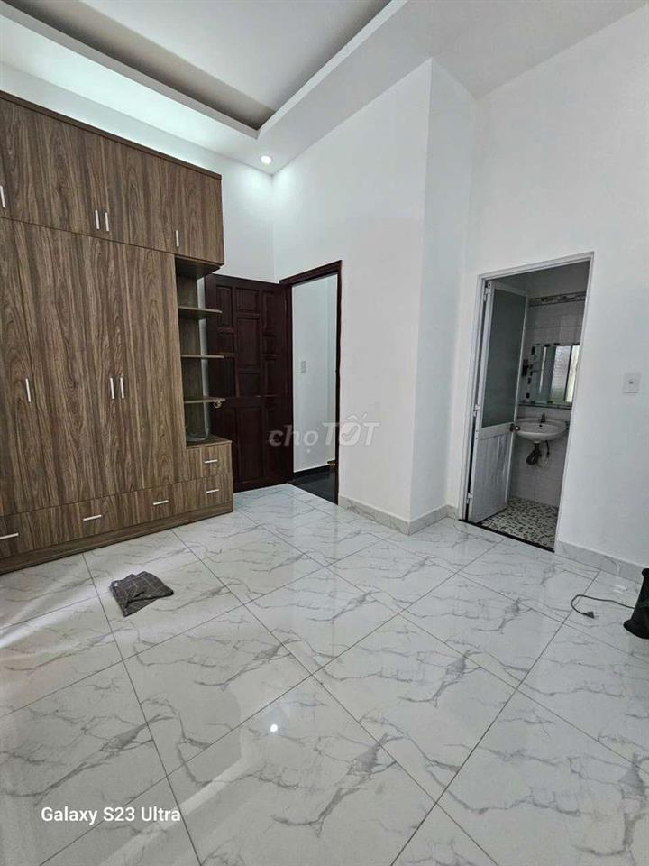 nhà mặt tiền đường đông đúc thuận tiện kinh doan buon ban 4pn 3maylanh