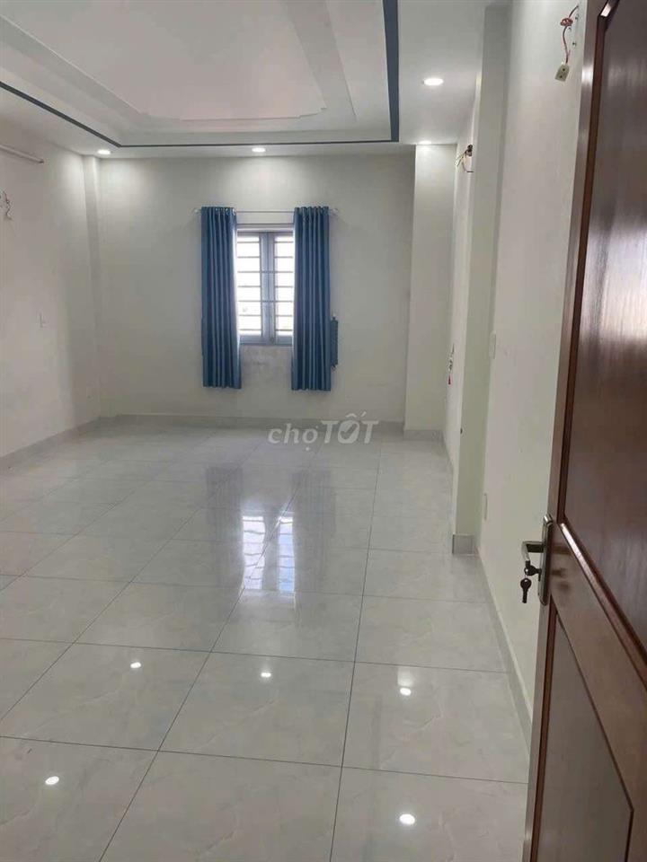 nhà mới có thang máy 8pn .gần trường lê van thọ . đi gv gần . 