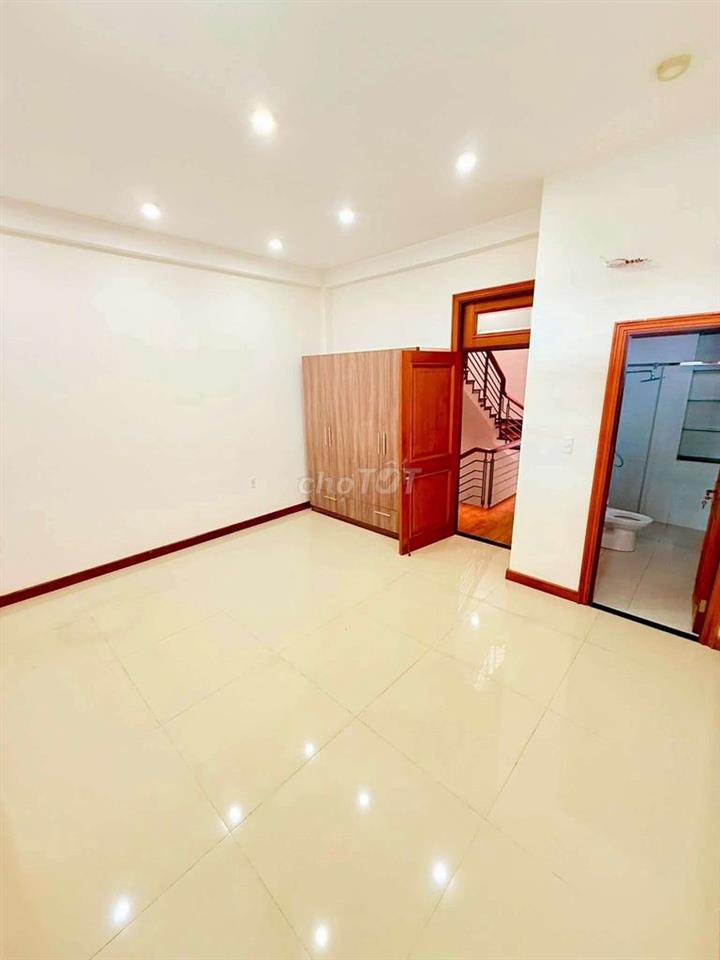 Nhà mặt tiền đường thạnh Lộc 37. 5x20m. 3 lầu. giá thuê 16tr 