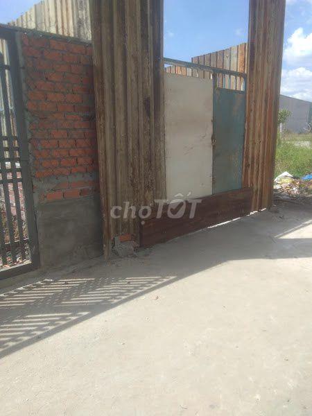 cần bán đất sau khu tưởng niệm vườn cau đỏ