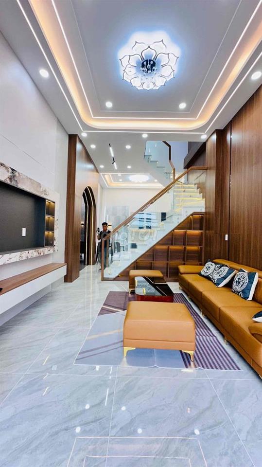 nhà mới xây giá 5,25 tỷ , 2 lầu , tặng nội thất