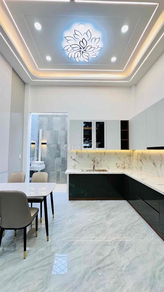 nhà mới xây giá 5,25 tỷ , 2 lầu , tặng nội thất