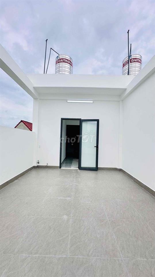 nhà mới xây giá 5,25 tỷ , 2 lầu , tặng nội thất