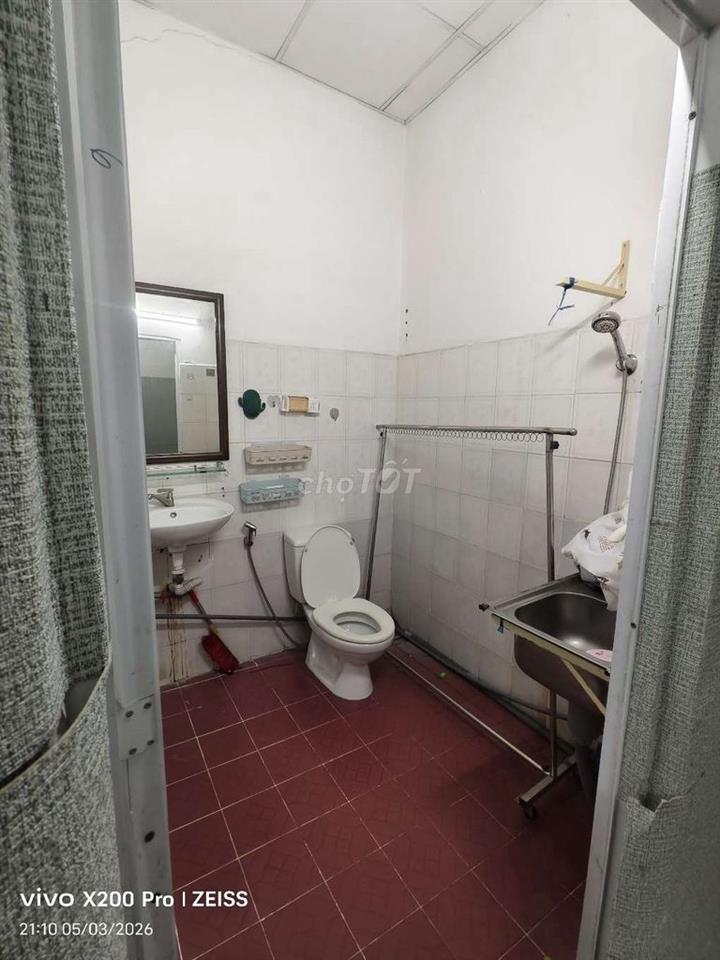 Phòng không nội thất nhà vệ sinh riêng