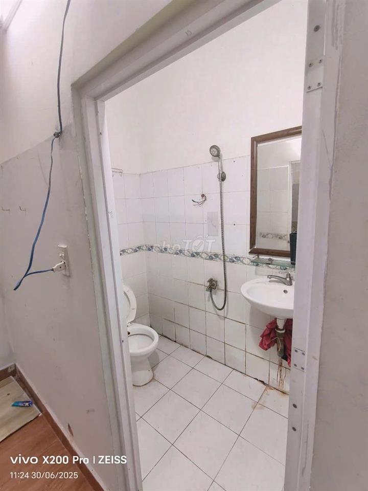 Phòng không nội thất nhà vệ sinh riêng
