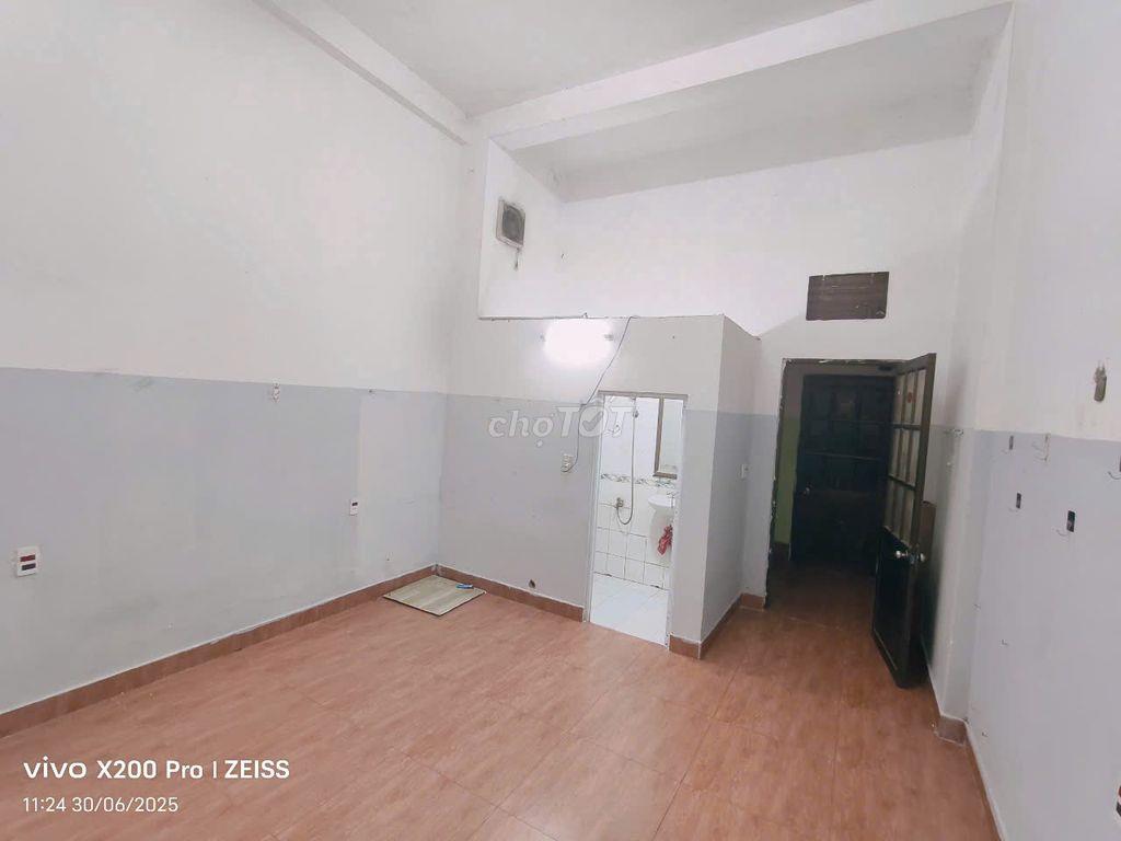 Phòng không nội thất nhà vệ sinh riêng