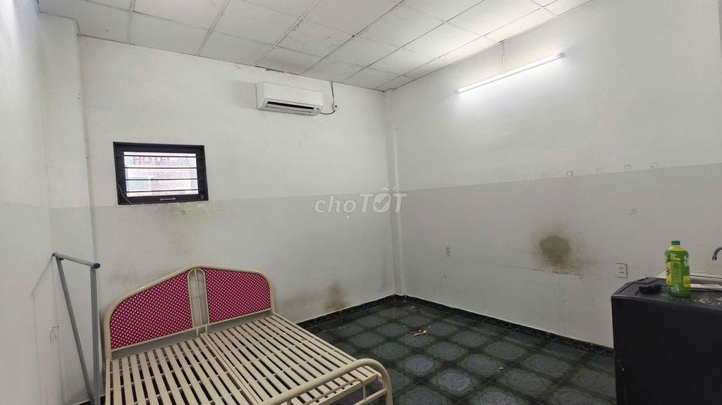 Phòng trọ nội thất cơ bản máy lạnh tủ lạnh