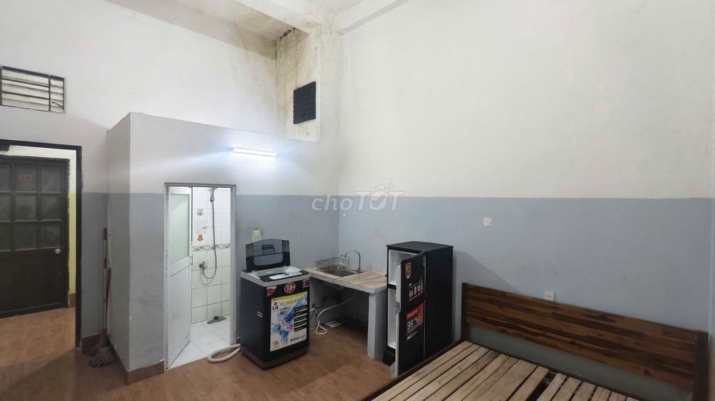 Phòng trọ nội thất cơ bản máy lạnh tủ lạnh