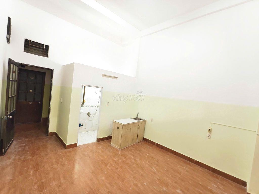 Phòng trọ nội thất cơ bản máy lạnh tủ lạnh