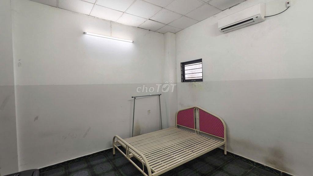 Phòng trọ nội thất cơ bản máy lạnh tủ lạnh