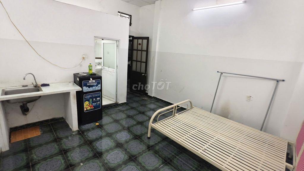 Phòng trọ nội thất cơ bản máy lạnh tủ lạnh