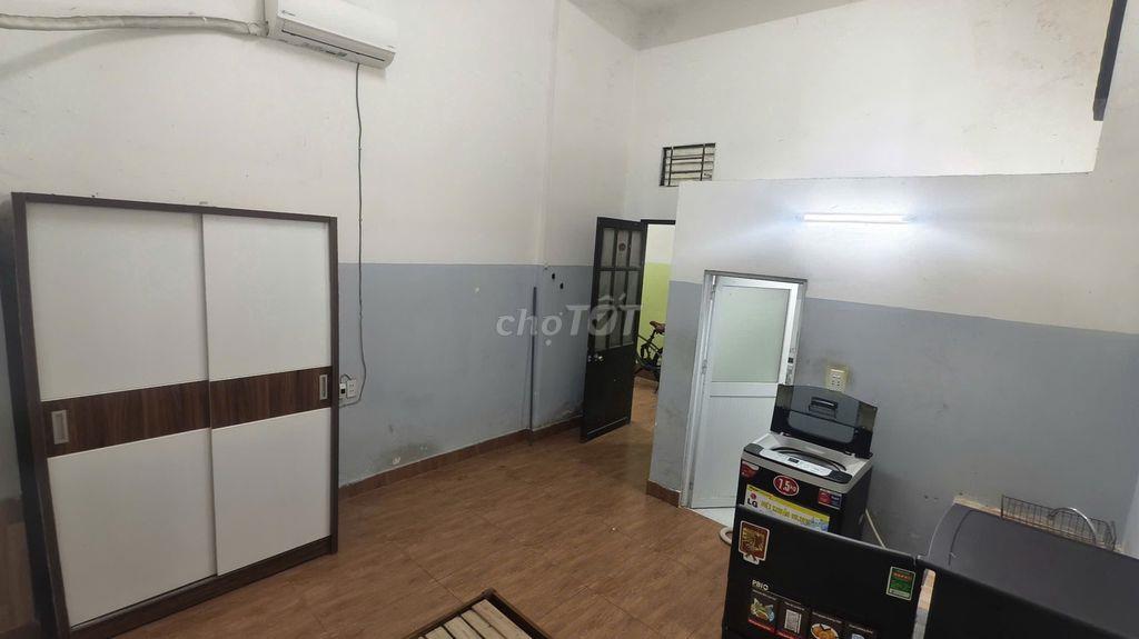 Phòng trọ nội thất cơ bản máy lạnh tủ lạnh