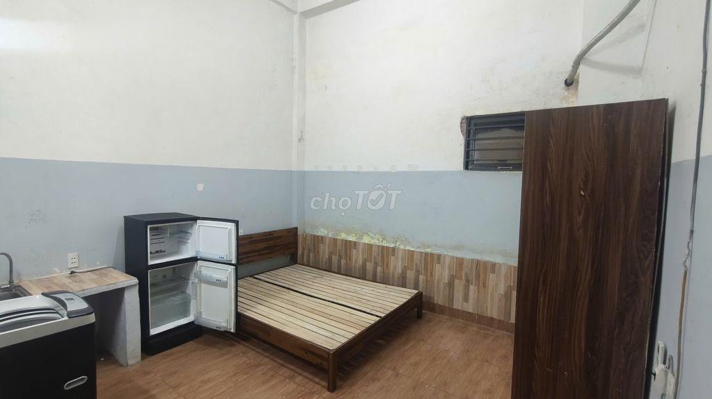 Phòng trọ nội thất cơ bản máy lạnh tủ lạnh