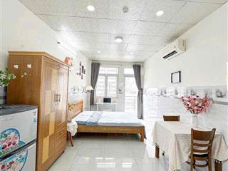 PHÒNG MỚI SÁT SÂN BAY – BAN CÔNG RIÊNG, FULL NỘI THẤT