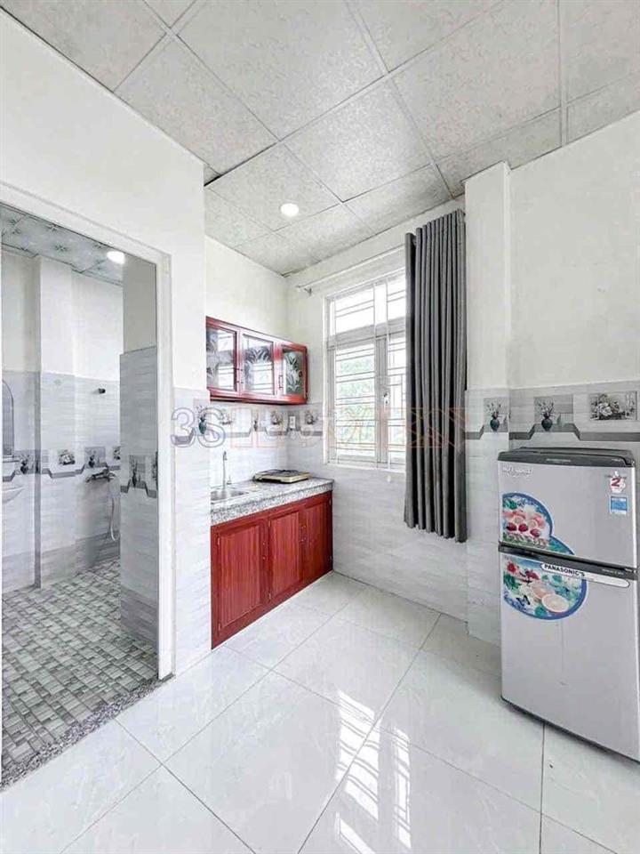 PHÒNG MỚI SÁT SÂN BAY – BAN CÔNG RIÊNG, FULL NỘI THẤT