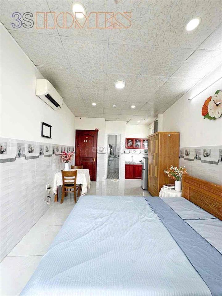 PHÒNG MỚI SÁT SÂN BAY – BAN CÔNG RIÊNG, FULL NỘI THẤT