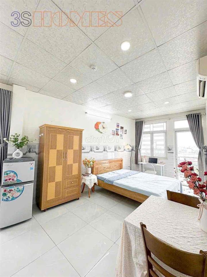PHÒNG MỚI SÁT SÂN BAY – BAN CÔNG RIÊNG, FULL NỘI THẤT