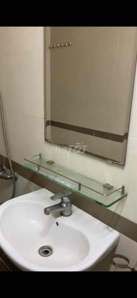 Phòng cho thuê có ban công trước và sân thượng sau