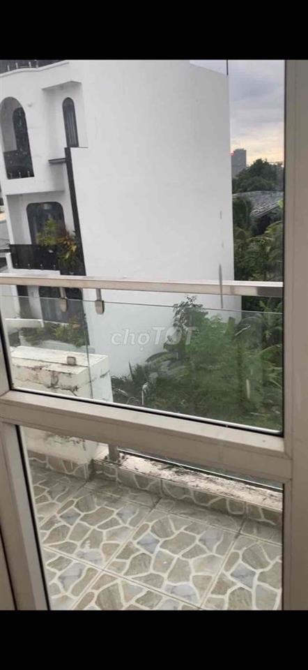 Phòng cho thuê có ban công trước và sân thượng sau