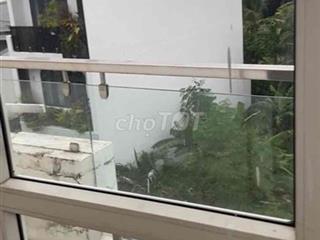 Phòng cho thuê có ban công trước và sân thượng sau