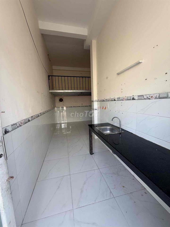 Phòng có gác 20m2 ngay Ngã tư nước đá