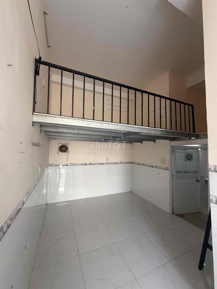 Phòng có gác 20m2 ngay Ngã tư nước đá