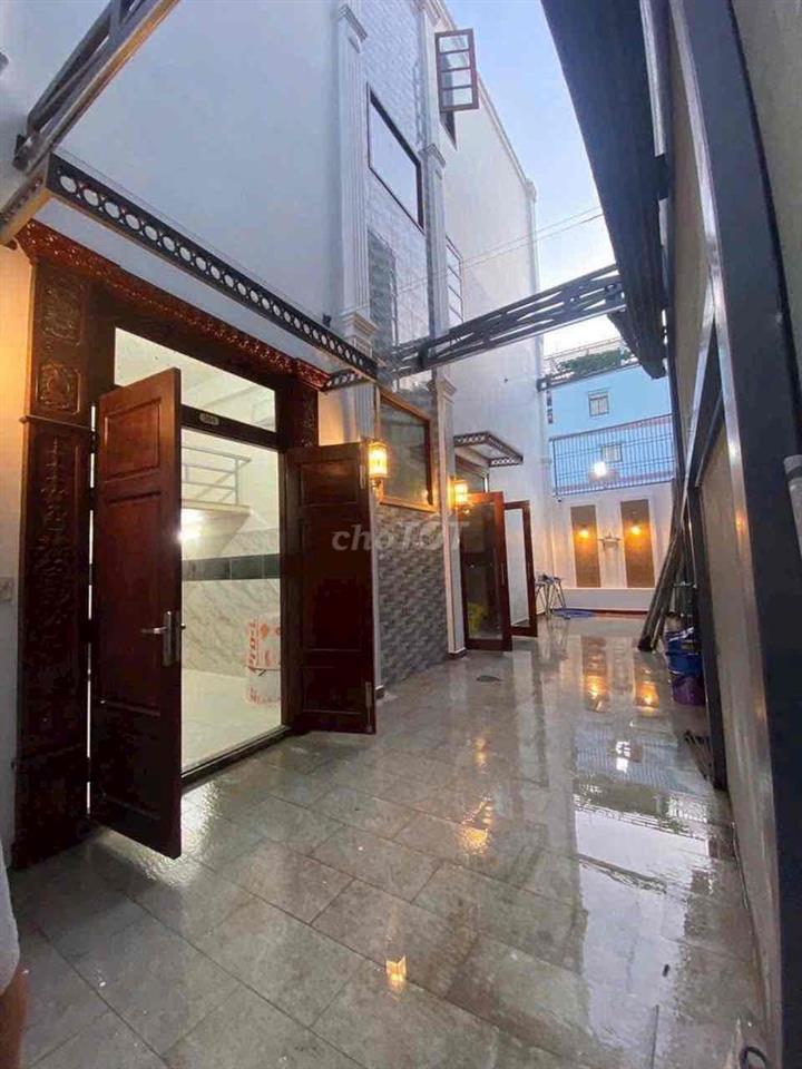 phòng mới xây, nội thất cơ bản, cửa sổ thoáng mát