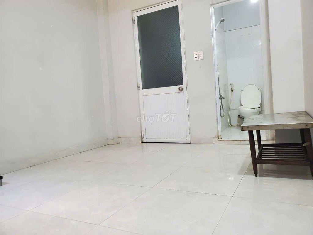 Cho thuê phòng gần ngã tư ga, đường Hà Huy giáp. Có máy lạnh