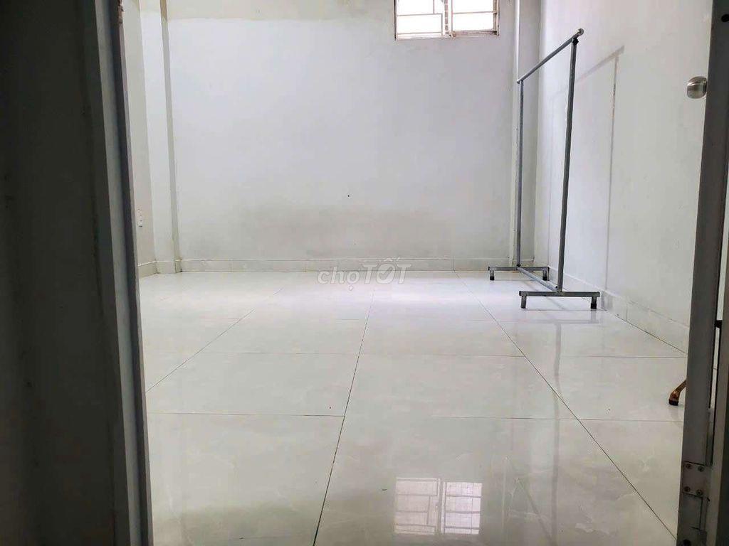 Cho thuê phòng gần ngã tư ga, đường Hà Huy giáp. Có máy lạnh