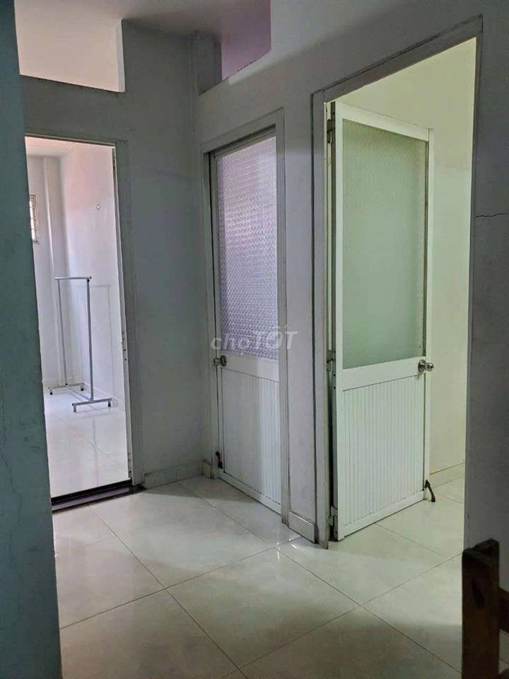 Cho thuê phòng gần ngã tư ga, đường Hà Huy giáp. Có máy lạnh