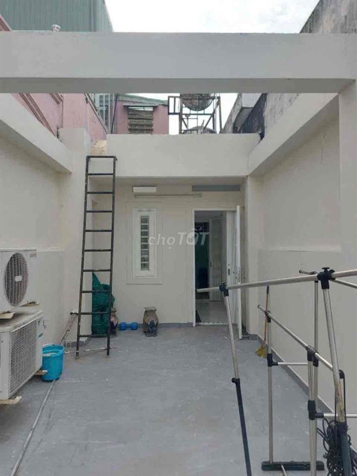 Cho thuê nhà hẻm 8m thông Lý Thường Kiệt 1 trệt 2 lầu sân thượng 4pn
