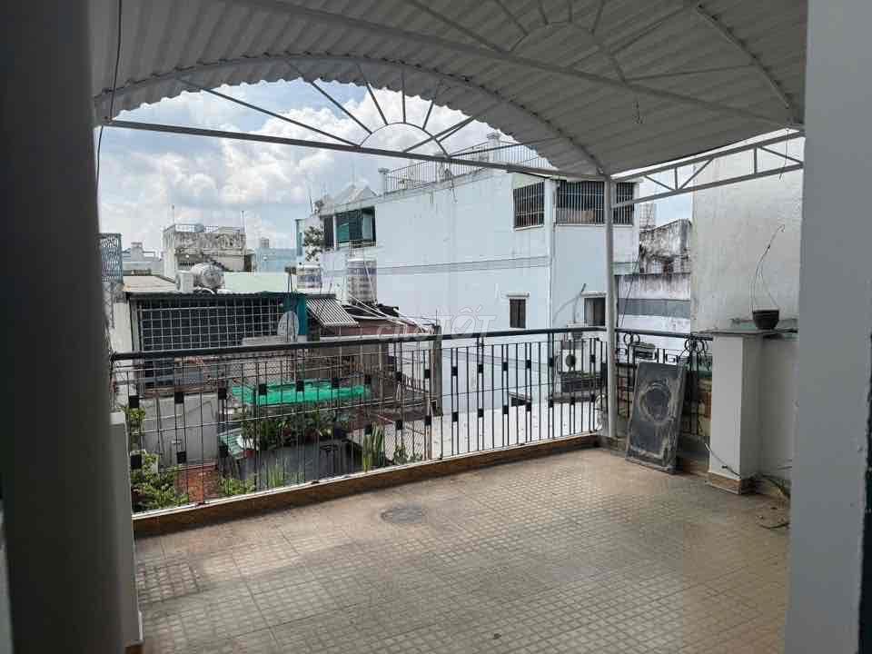 Cho thuê nhà hẻm hơi xe CMT8 4x9 1 trệt 2 lầu sân thượng 3pn 3wc